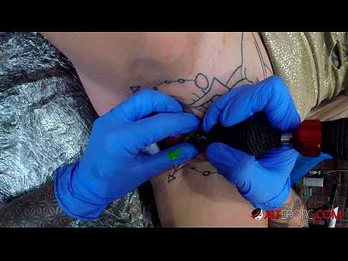 ❤️ Sully Savage, une chaudasse extrêmement tatouée, s'est fait tatouer le clitoris. ❤ Porno vk at fr.pornobot.ru ☑